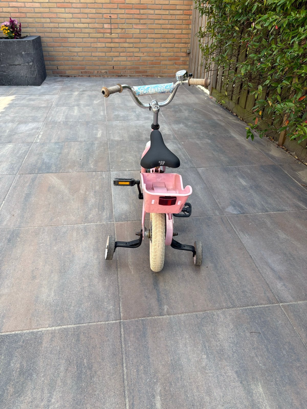 Roze kinderfiets met zijwieltjes en poppenstoeltje, Ophalen, Terugtraprem, Zijwieltjes, Gebruikt