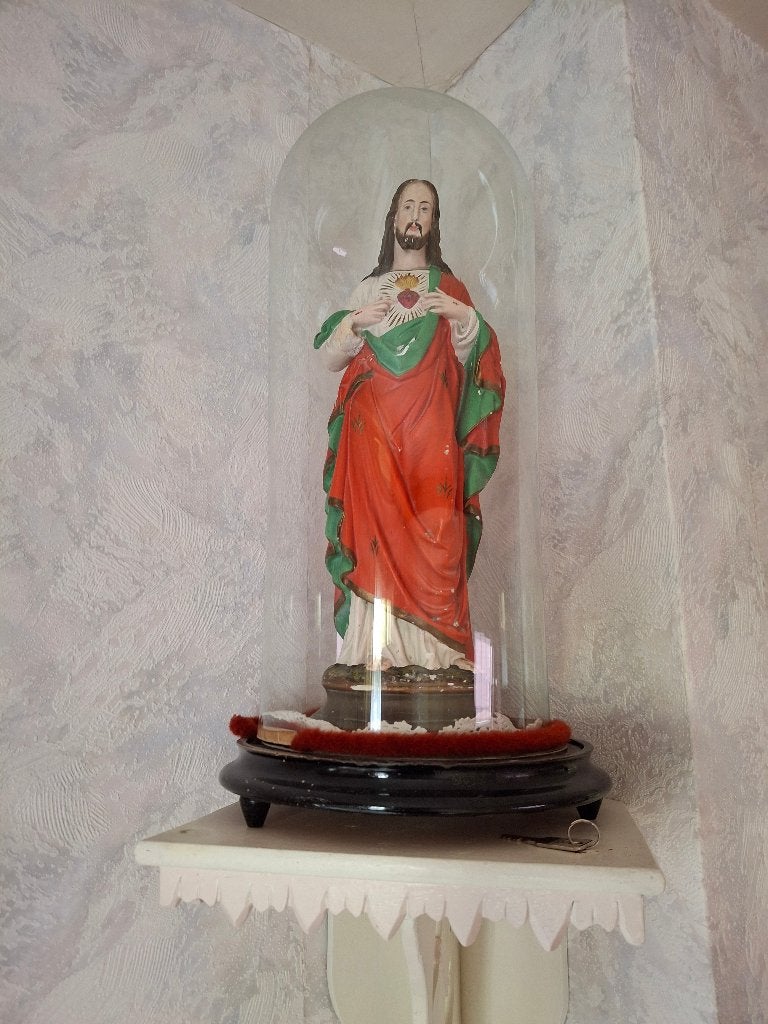 Heilig Hartbeeld Christusbeeld met stolp en wandplankje, Verzamelen, Ophalen, Gebruikt, Beeld(je), Christendom | Katholiek