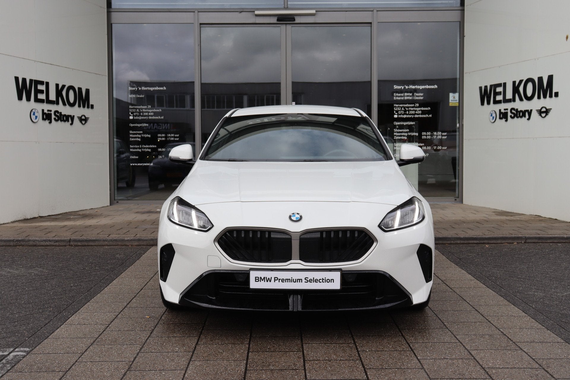 BMW 1 Serie 120 M Sport Automaat / Sportstoelen / M Adaptief, Auto's, Dealer onderhouden, 156 pk, Met garantie (alle), Wit