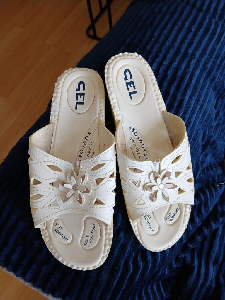 Witte slippers met bloemdetail, Ophalen of Verzenden