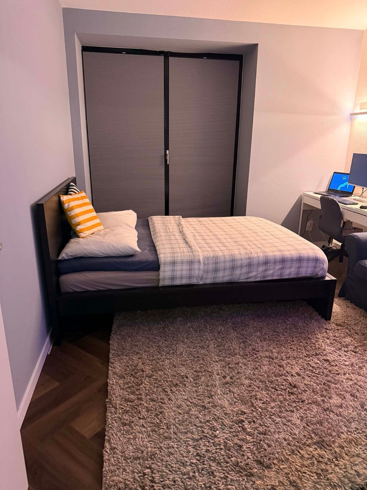 Comfortabel eenpersoonsbed met donkerbruin frame, Ophalen, Gebruikt, 90 cm, Eenpersoons
