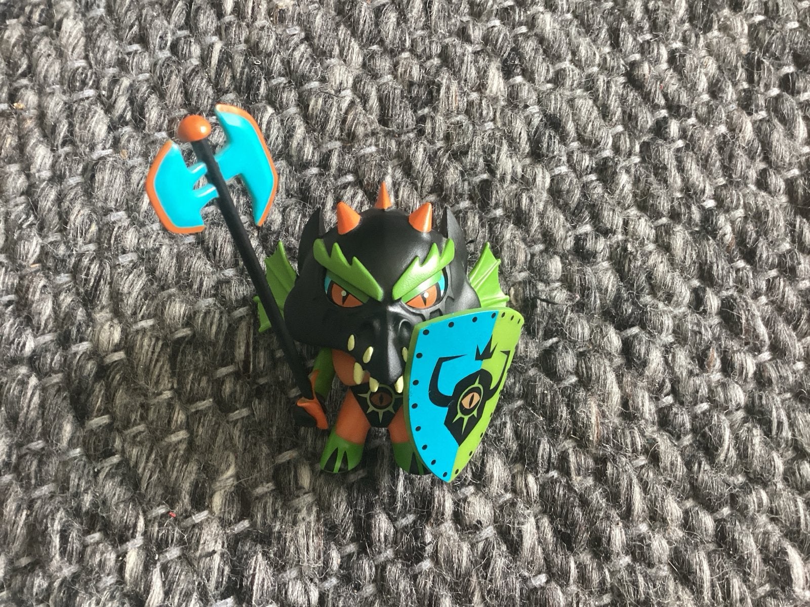 Arty Toy Draak met Bijl en Schild, Ophalen of Verzenden, Zo goed als nieuw