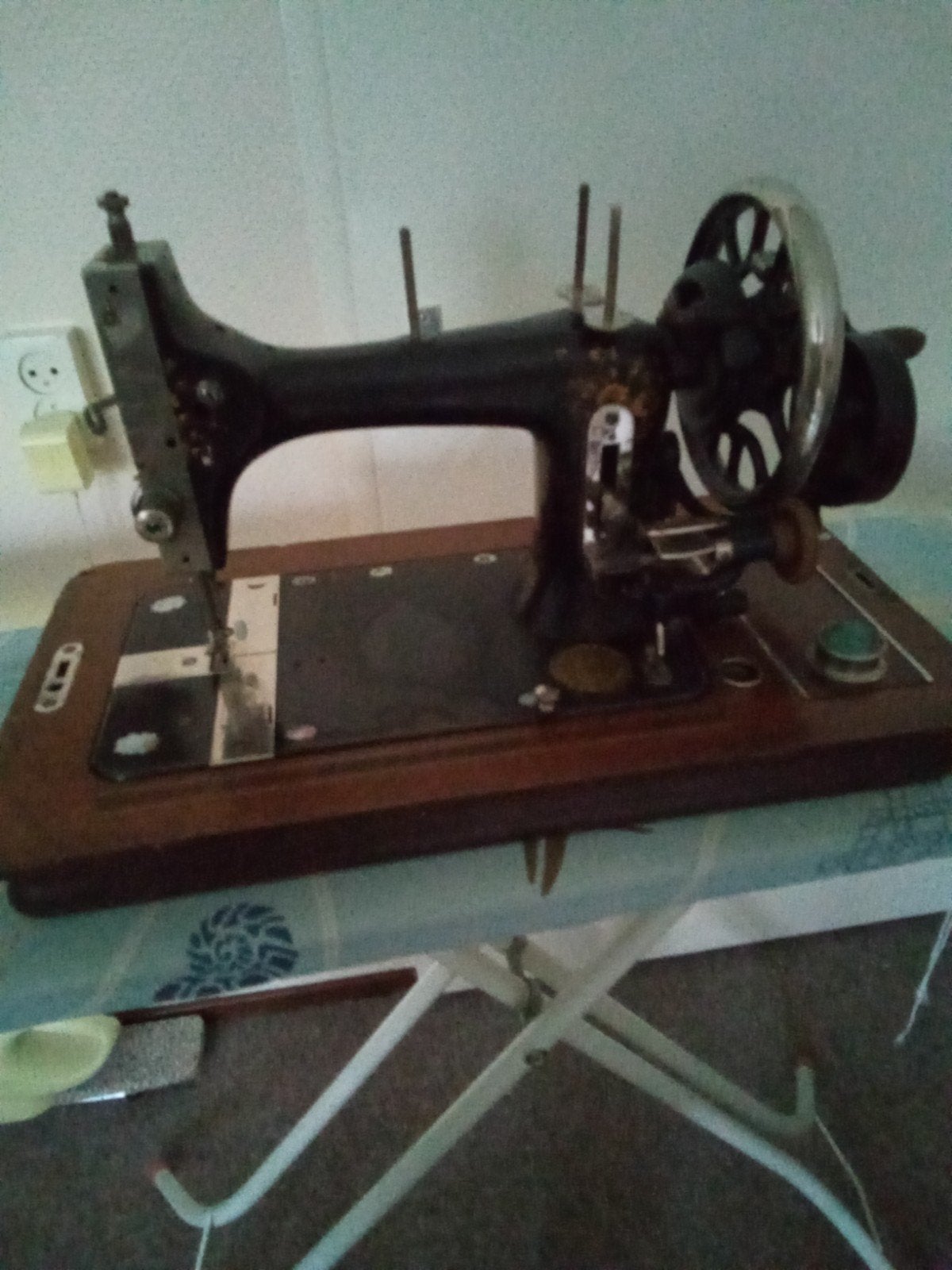 Oude handnaaimachine met beschermkap. Wilhelmina, Ophalen