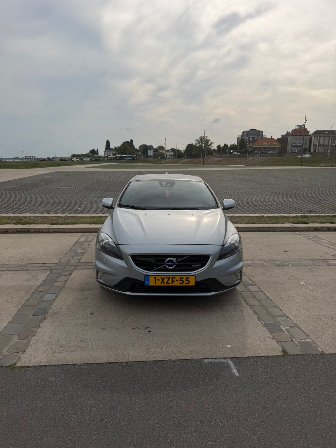 Volvo V40 2.0 D4 190PK 2014 Grijs, Auto's, Voorwielaandrijving, Particulier, 30 km/l, 154 €/maand