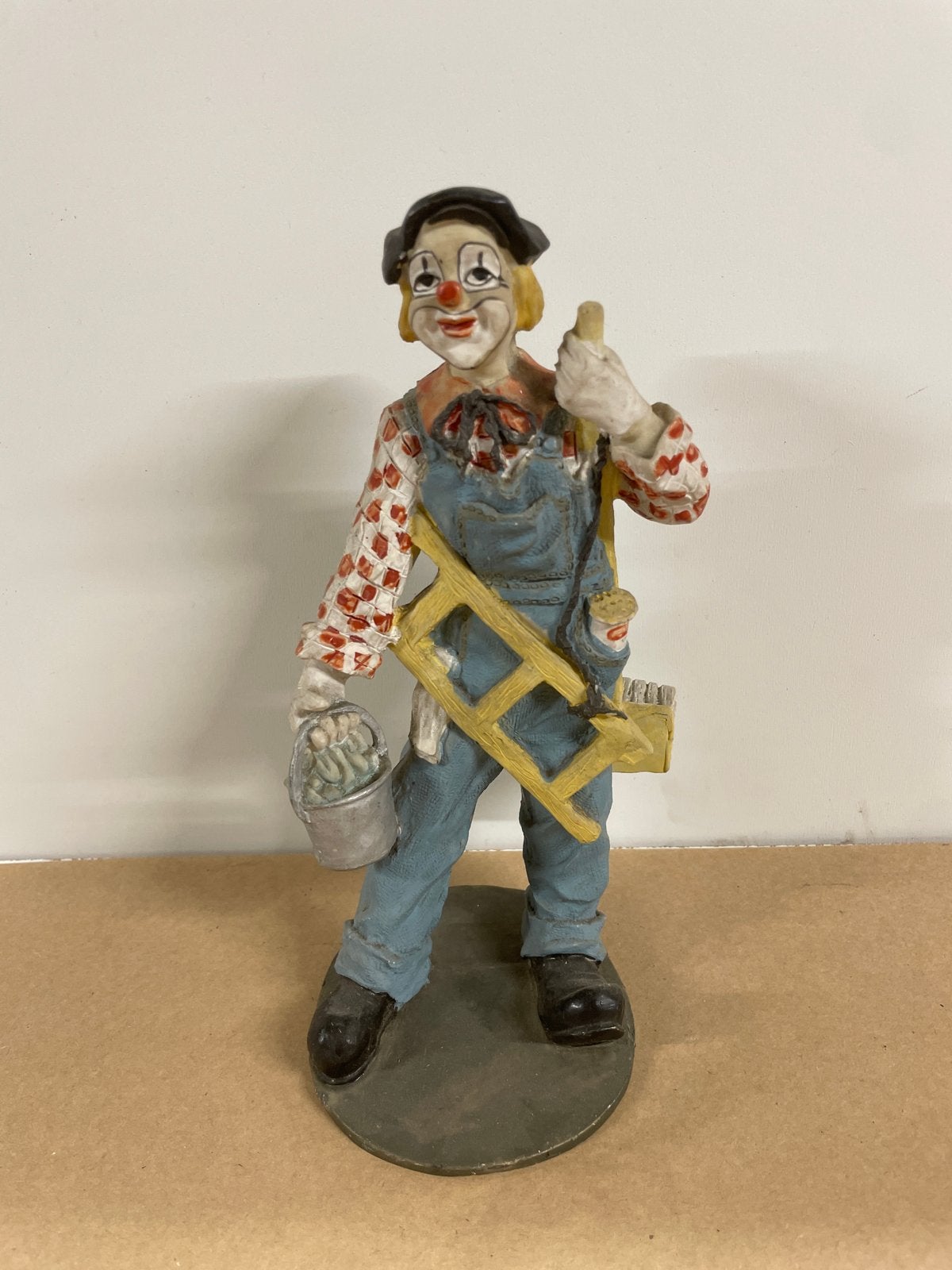 Beeldje van een vrolijke clown met ladder en emmer, Verzamelen, Ophalen of Verzenden, Gebruikt, Mens