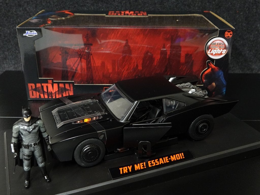 Jada 1:18 2022 Batmobile met Batman figuur en verlichting, Hobby en Vrije tijd, Modelauto's | 1:18, Overige merken, Jada, Auto