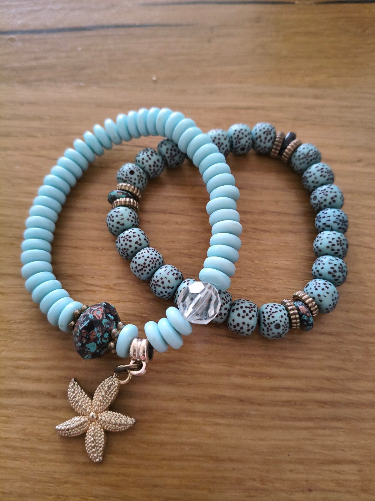 Set van 2 beach style armbanden met bedels, Overige materialen, Blauw, Zo goed als nieuw, Met bedels of kralen