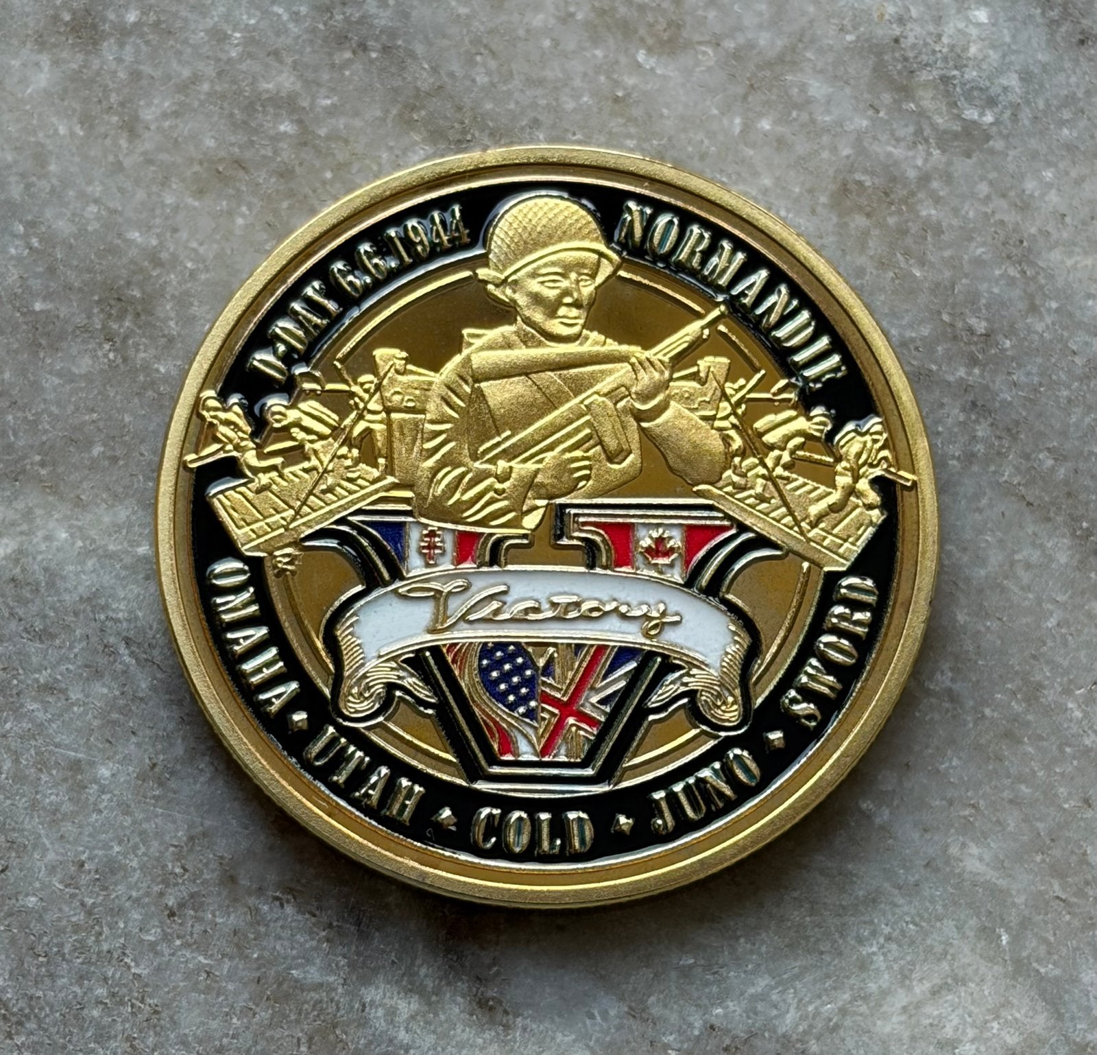 US Army D-Day victory coin, Ophalen of Verzenden, Landmacht, Nederland, Embleem of Badge