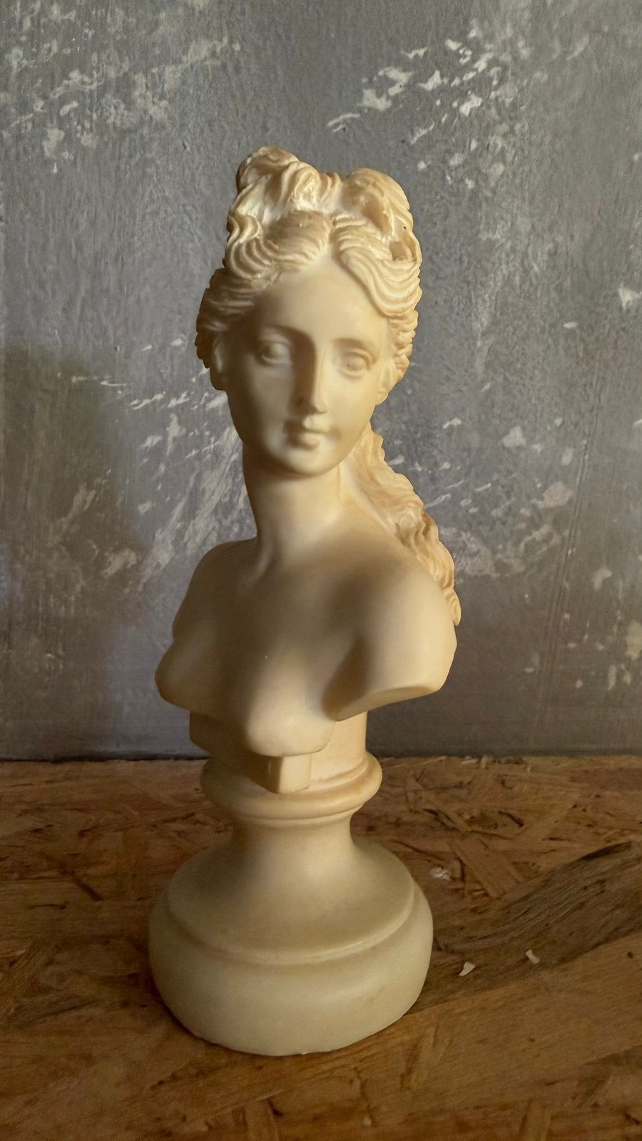 Klassieke buste Griekse godin Aphrodite (Venus) 17 cm, Minder dan 20 cm, Buste, Ophalen of Verzenden, Beige