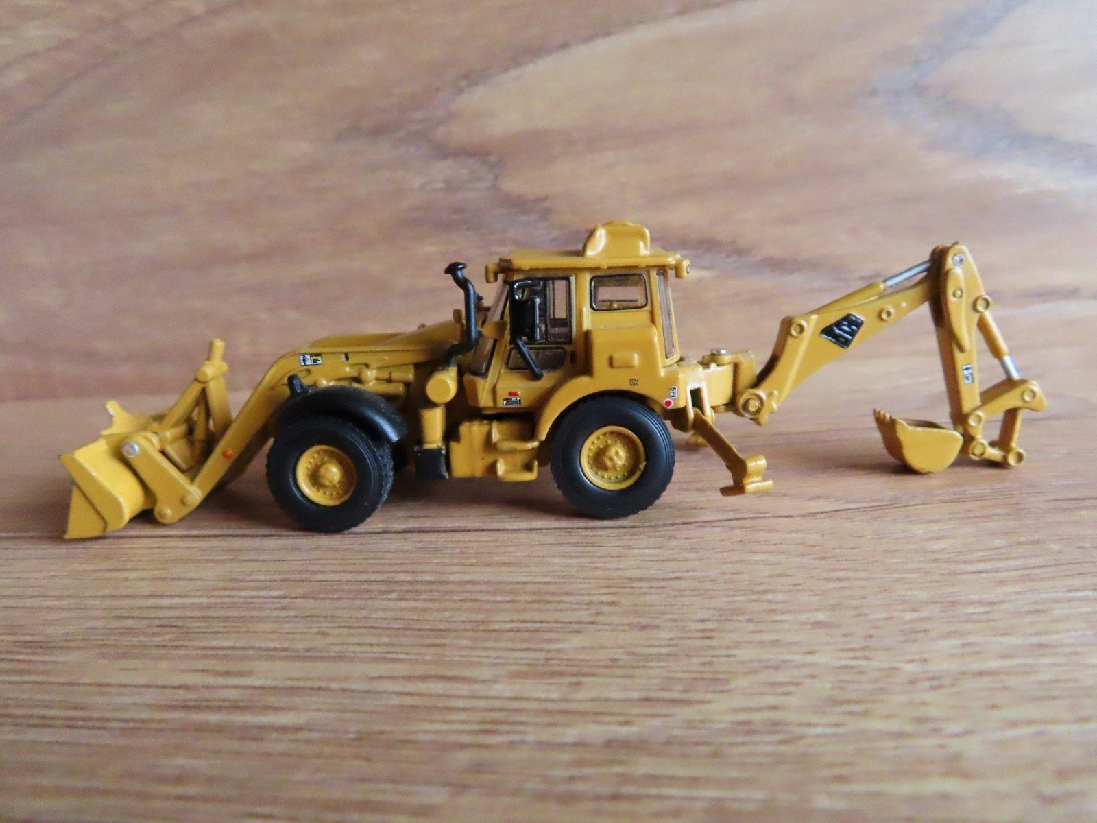 Te koop: JCB 3CX GRAAFLAADMACHINE MOTORART 1:87 (?), Ophalen of Verzenden, Zo goed als nieuw, Hijskraan, Tractor of Landbouw, Overige merken