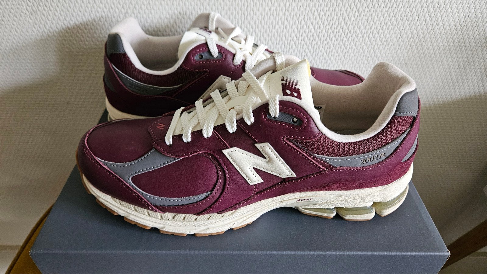 New Balance 2002RVH - Bordeaux Sneakers DS, New Balance, Overige kleuren, Nieuw, Ophalen of Verzenden