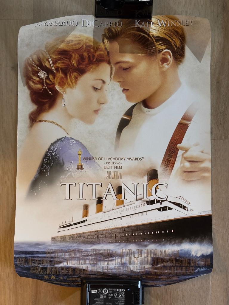 Poster "Titanic" (1997) met Leonardo DiCaprio & Kate Winslet, Verzamelen, Rechthoekig Staand, Ophalen of Verzenden, Zo goed als nieuw