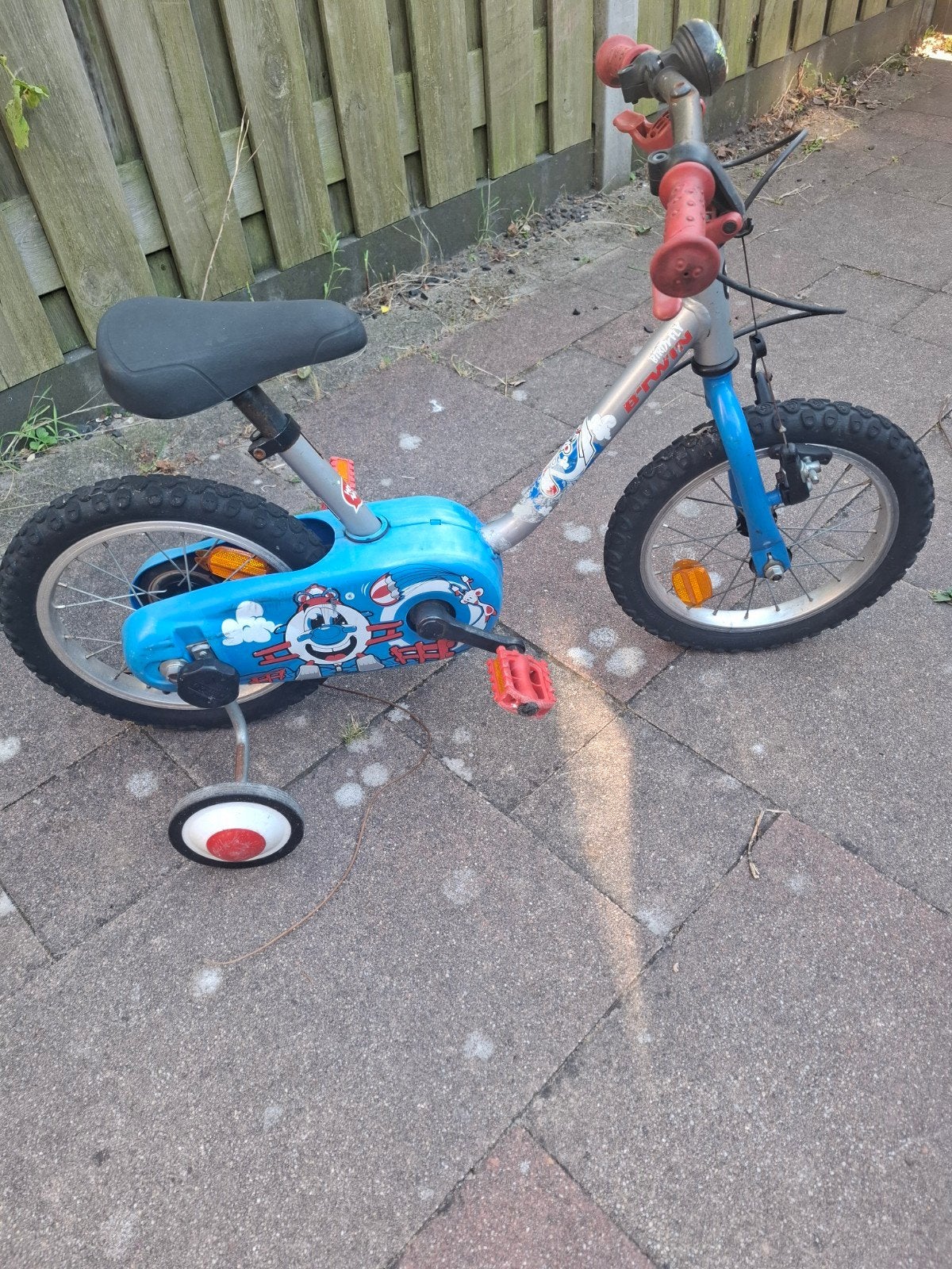 Decathlon B'Twin Birdyfly Kinderfiets met zijwieltjes, Ophalen of Verzenden, Gebruikt, Minder dan 16 inch, Zijwieltjes