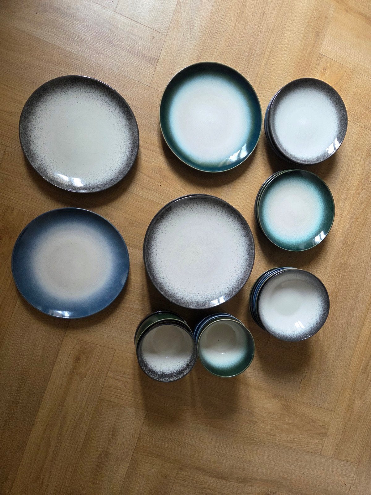 Servies set: borden en kommen in blauw/groen tinten, Huis en Inrichting, Keuken | Servies, Ophalen, Gebruikt, Keramiek, Overige stijlen