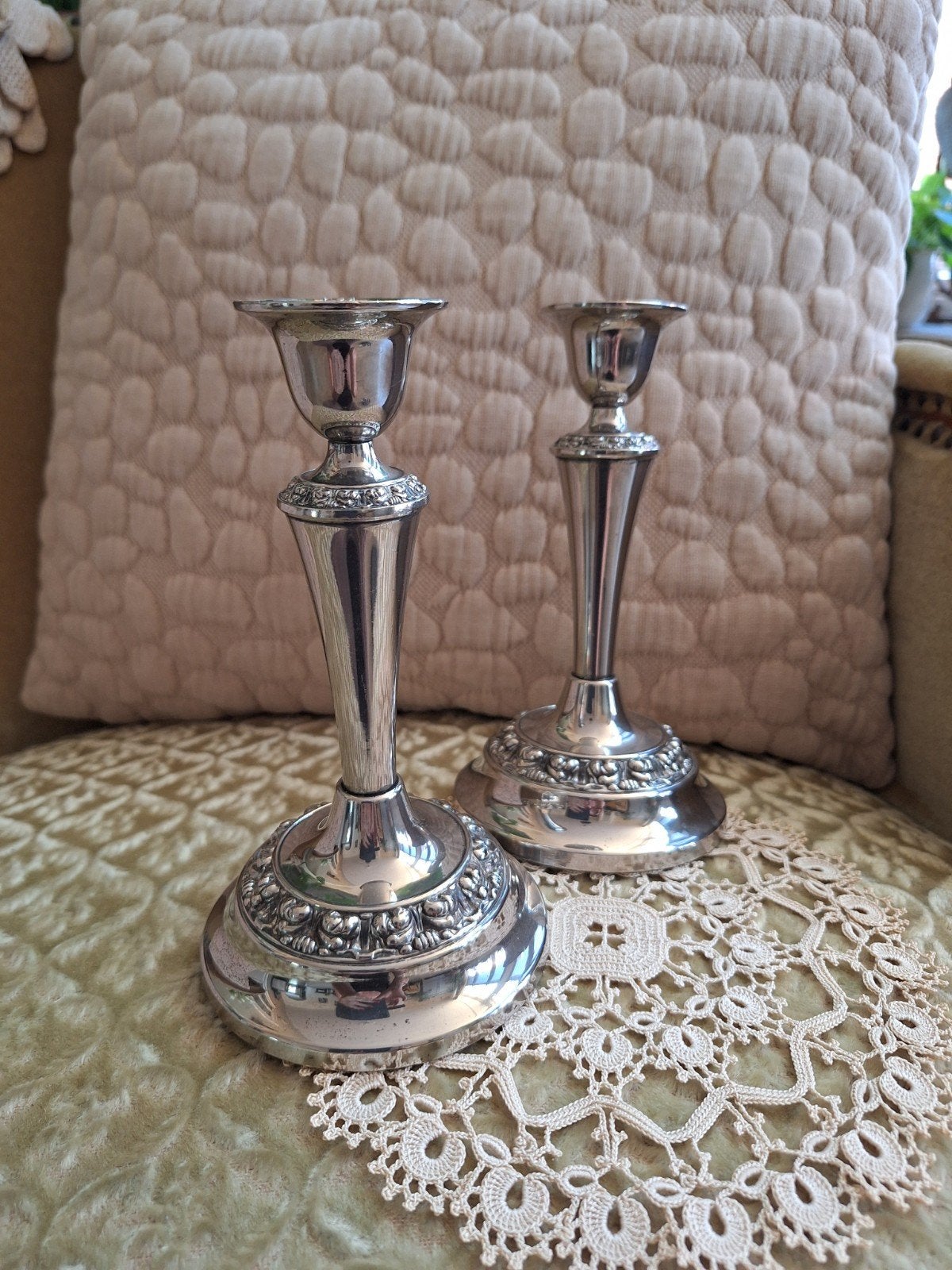 2 Brocante Engelse Verzilverde Kandelaars   ** Mimosa **, Antiek en Kunst, Antiek | Kandelaars, Ophalen of Verzenden, Zilver