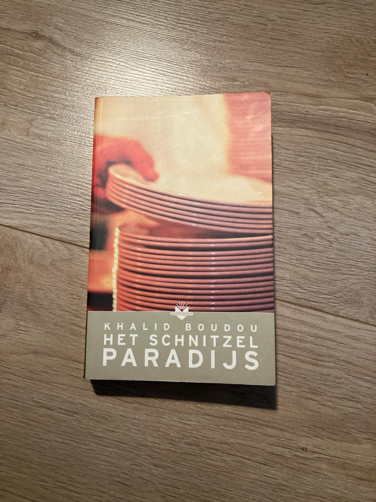 Het Schnitzelparadijs - Khalid Boudou, Boeken, Ophalen of Verzenden, Gelezen, Nederland
