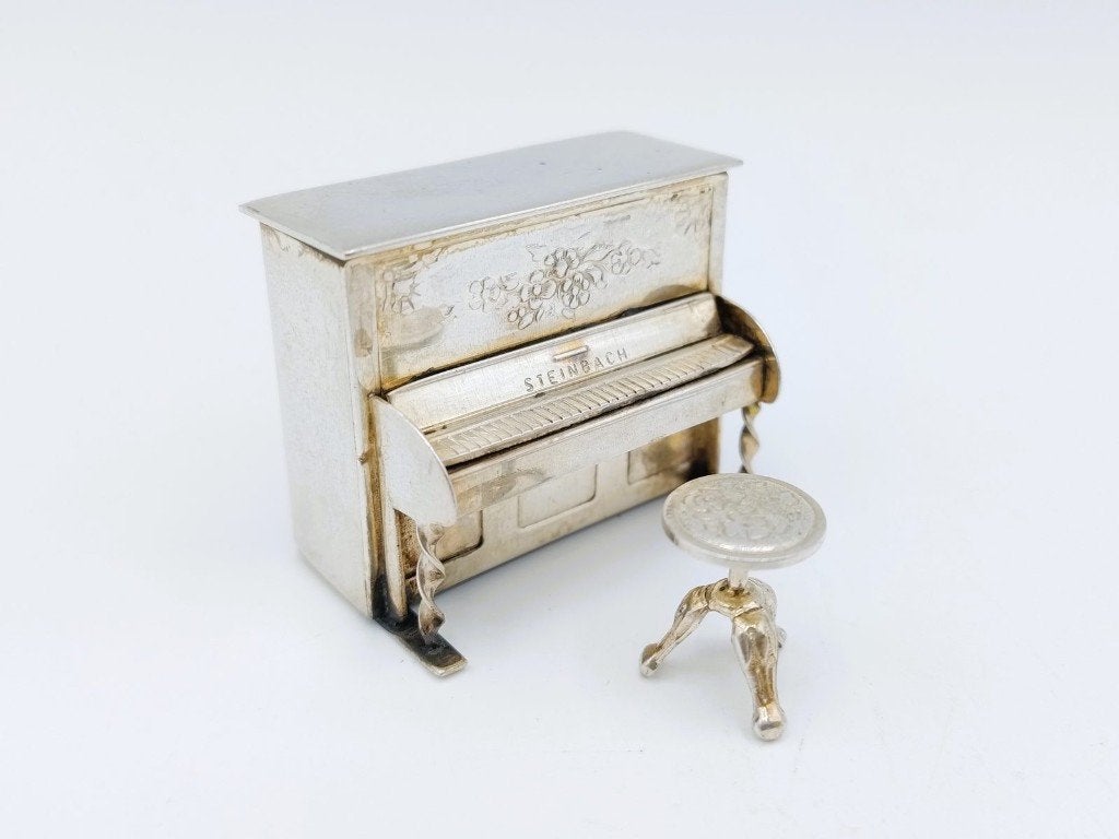Zilveren miniatuur piano met krukje, B. Drost Gz, Rhenen