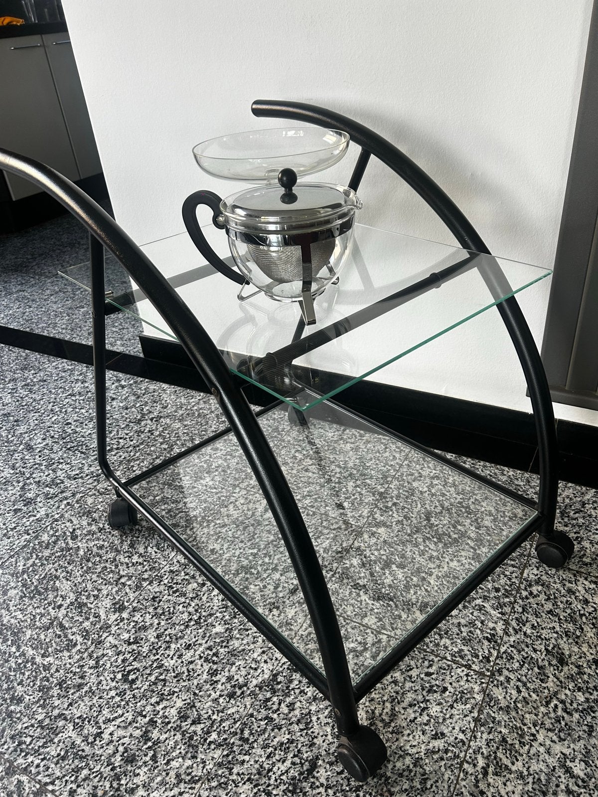 Glazen serveerwagen met metalen frame en wielen, Gebruikt, Glas, 60 cm of meer, Rechthoekig