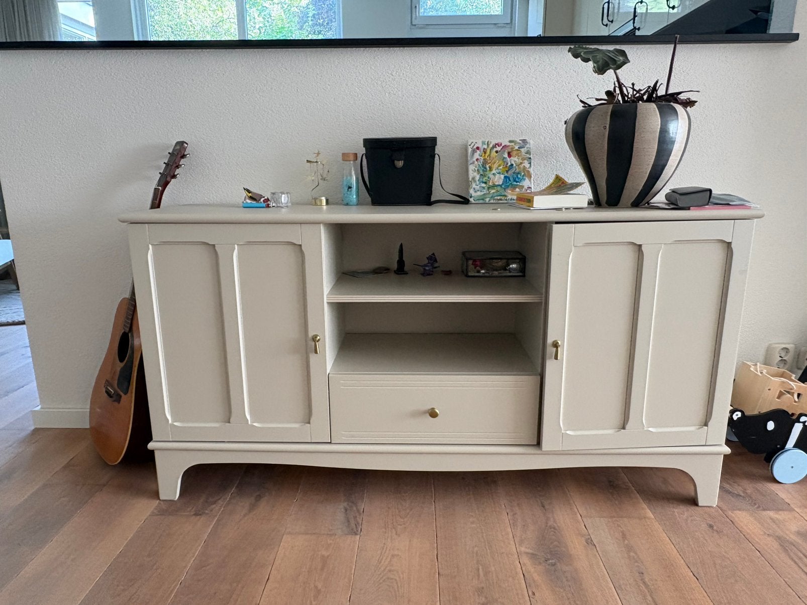Te koop: beige tv meubel, Ophalen, Kunststof, 100 tot 150 cm, Zo goed als nieuw