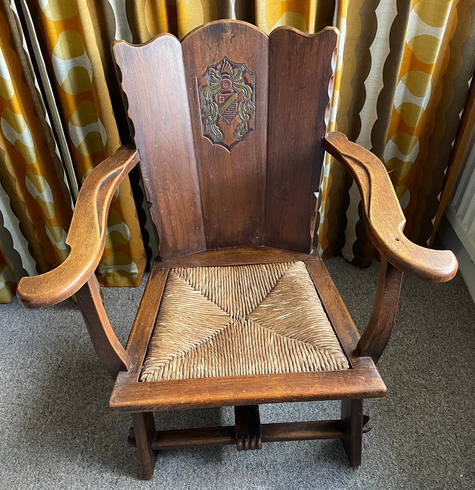 Antieke wapenstoel met armleuningen, Ophalen