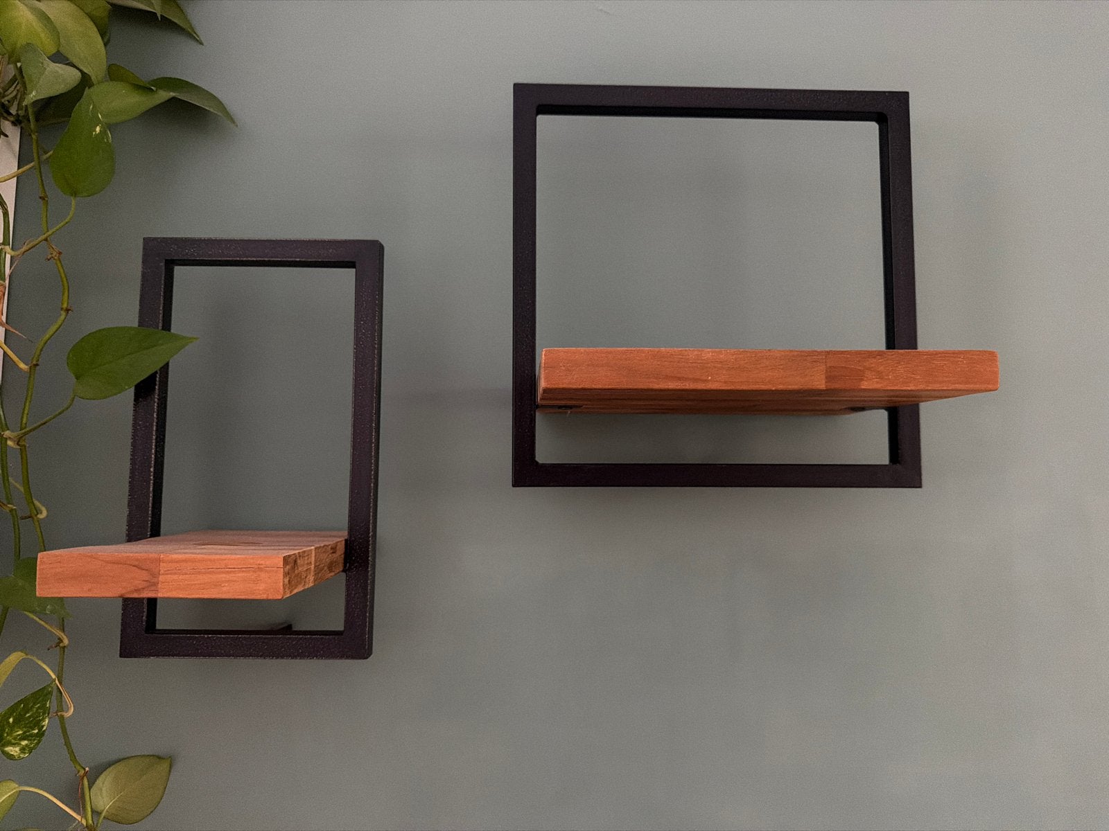 Set van 2 wandplanken met metalen frame en teak houten blad, Verzenden, Zo goed als nieuw