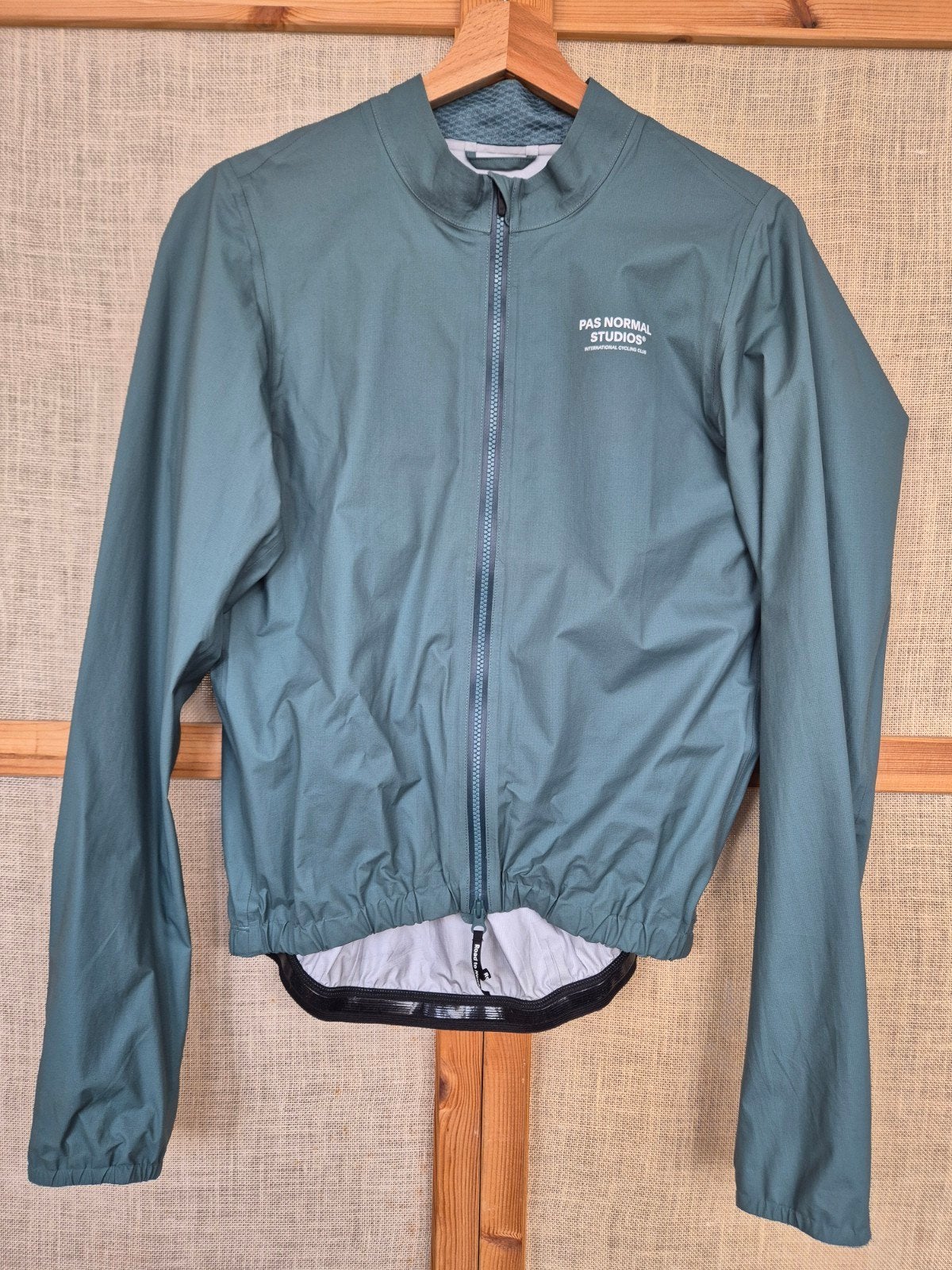Pas Normal Studios Mechanism Rain Jacket Dusty Teal Medium, Fietsen en Brommers, Fietsaccessoires | Fietskleding, Zo goed als nieuw