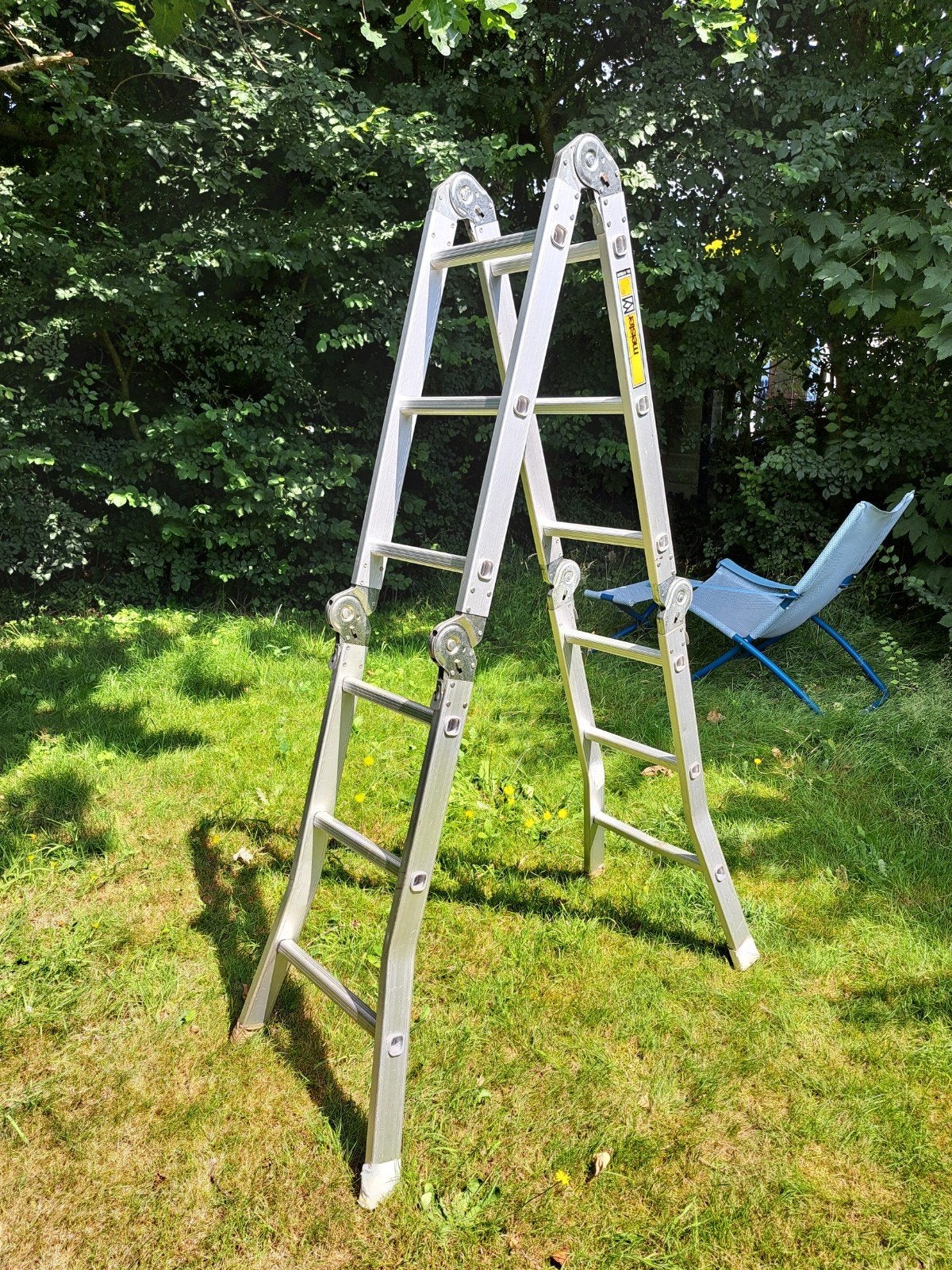 Alu-ladder met rubber voetjes, omwikkeld met plakband, Ophalen, 4 meter of meer