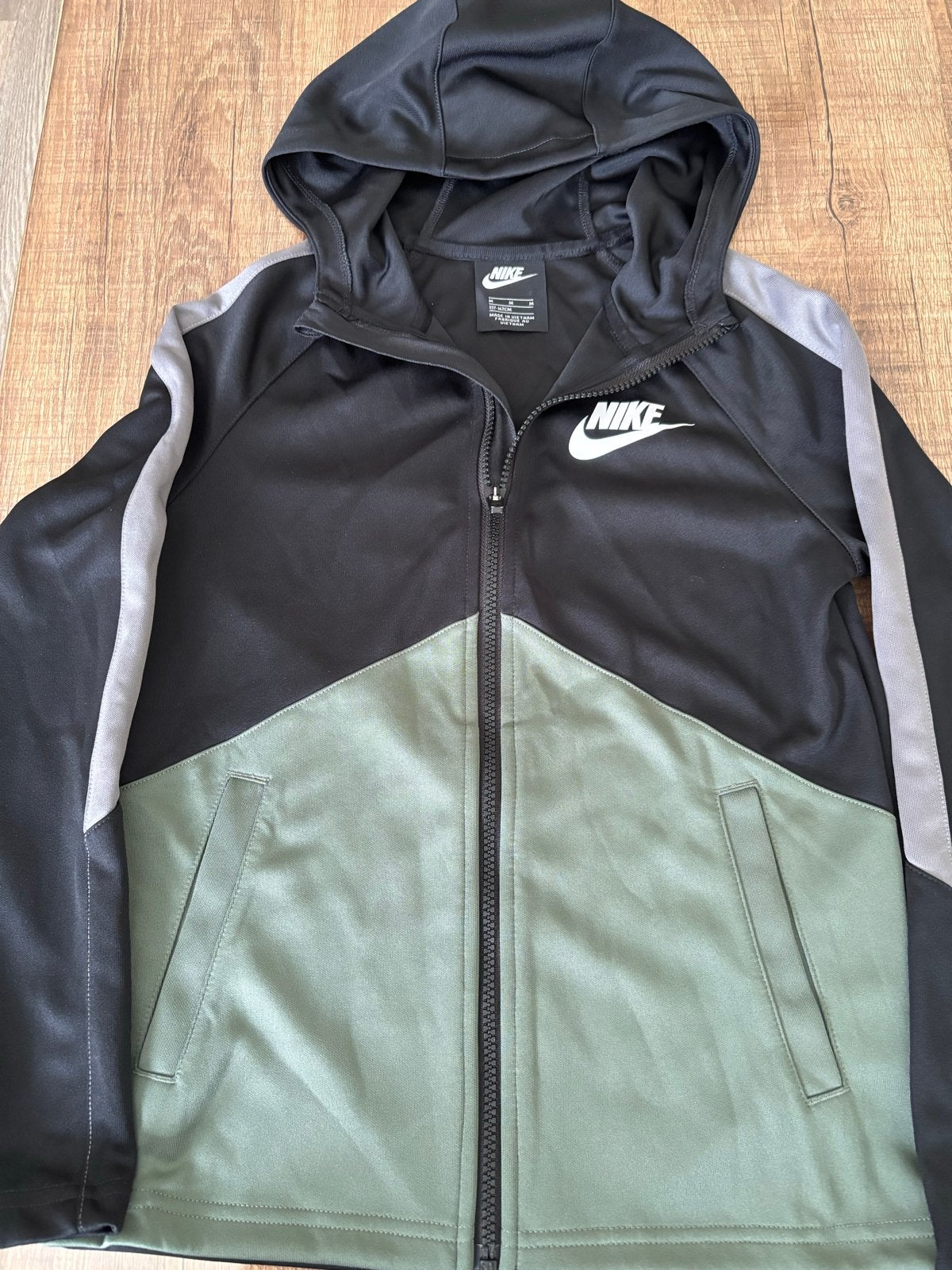 Nike trainingsjack zwart/groen/grijs - maat 137/147, Kinderen en Baby's, Ophalen of Verzenden, Gebruikt, Jongen of Meisje, Jas
