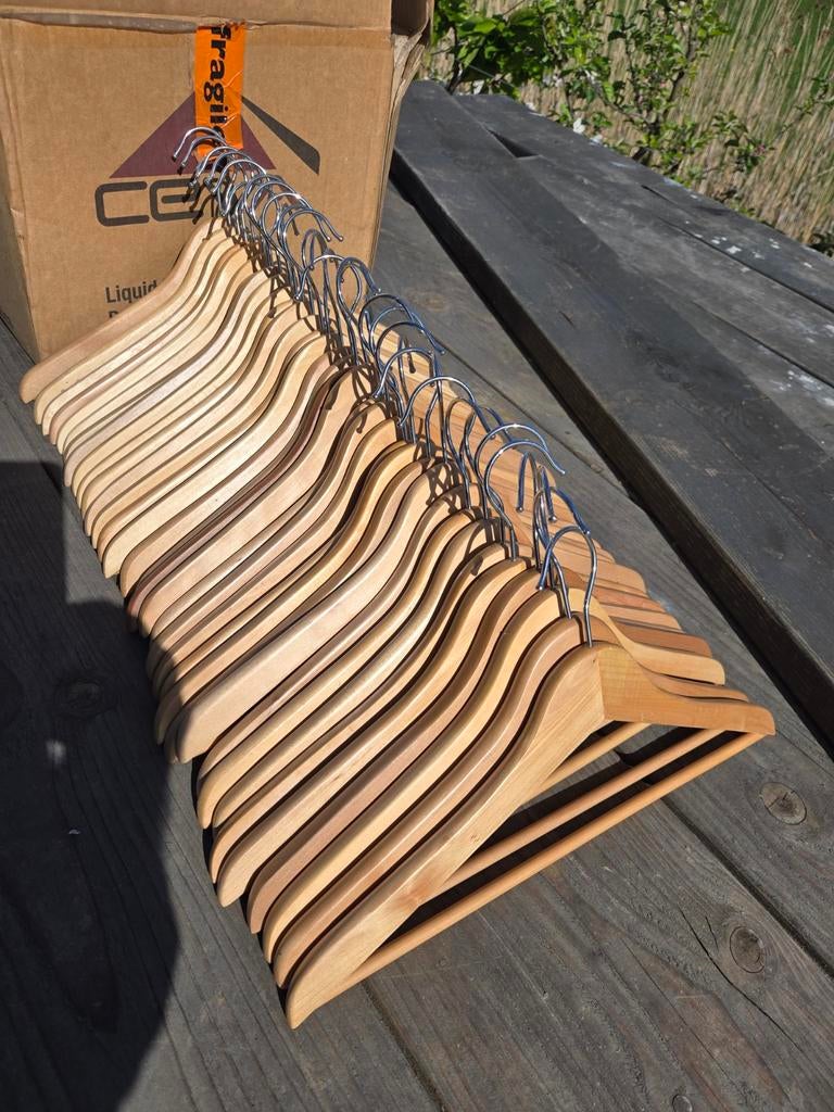35 mooie houten kledinghangers, Ophalen of Verzenden