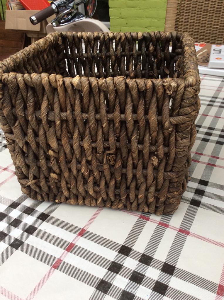 Rieten mand vierkant, 23 bij 23 cm en 18 1/2cm hoog, Huis en Inrichting, Woonaccessoires | Schalen en Manden, Ophalen of Verzenden