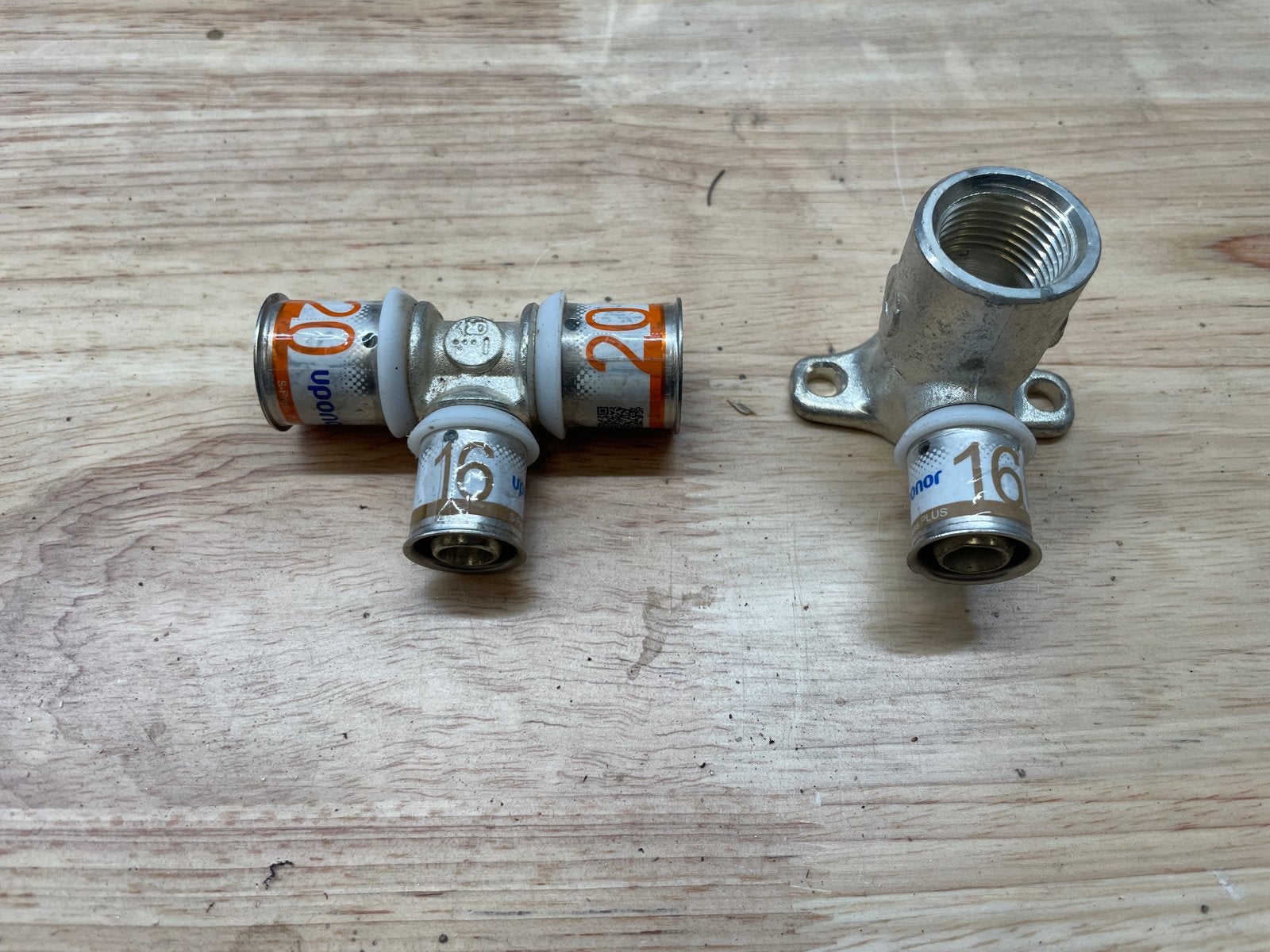 Nieuwe Uponor persfittingen: T-stuk en muurplaat 1/2 inch, Overige materialen, Minder dan 20 mm, 6 meter of meer, Overige typen