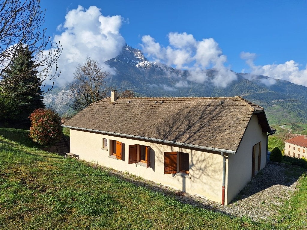 Vakantiehuis te huur Franse Alpen. Provence, 4 of meer slaapkamers, Dorp, In bos, Open haard