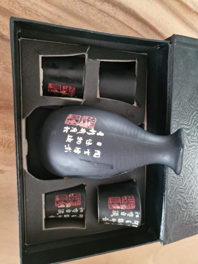Nieuw Japans Wijn/Sake Setje - Zwart met Rode Tekens, Keramiek, Overige typen, Nieuw, Ophalen of Verzenden