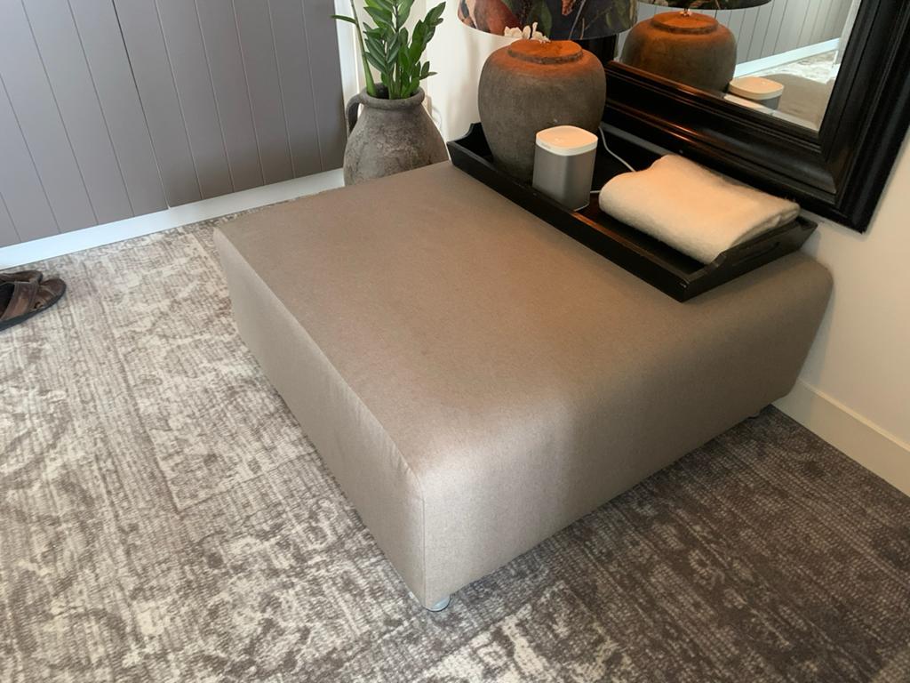 Stijlvolle Poef/Voetenbank - Beige Stof, Ophalen, Gebruikt, Beige