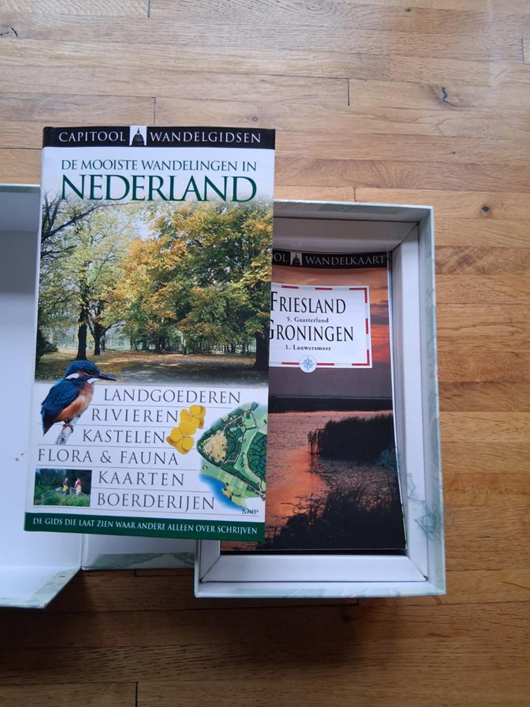 Een box met reisgids boek en losse plattegronden kaarten, Capitool, Fiets- of Wandelgids, Ophalen of Verzenden, Zo goed als nieuw
