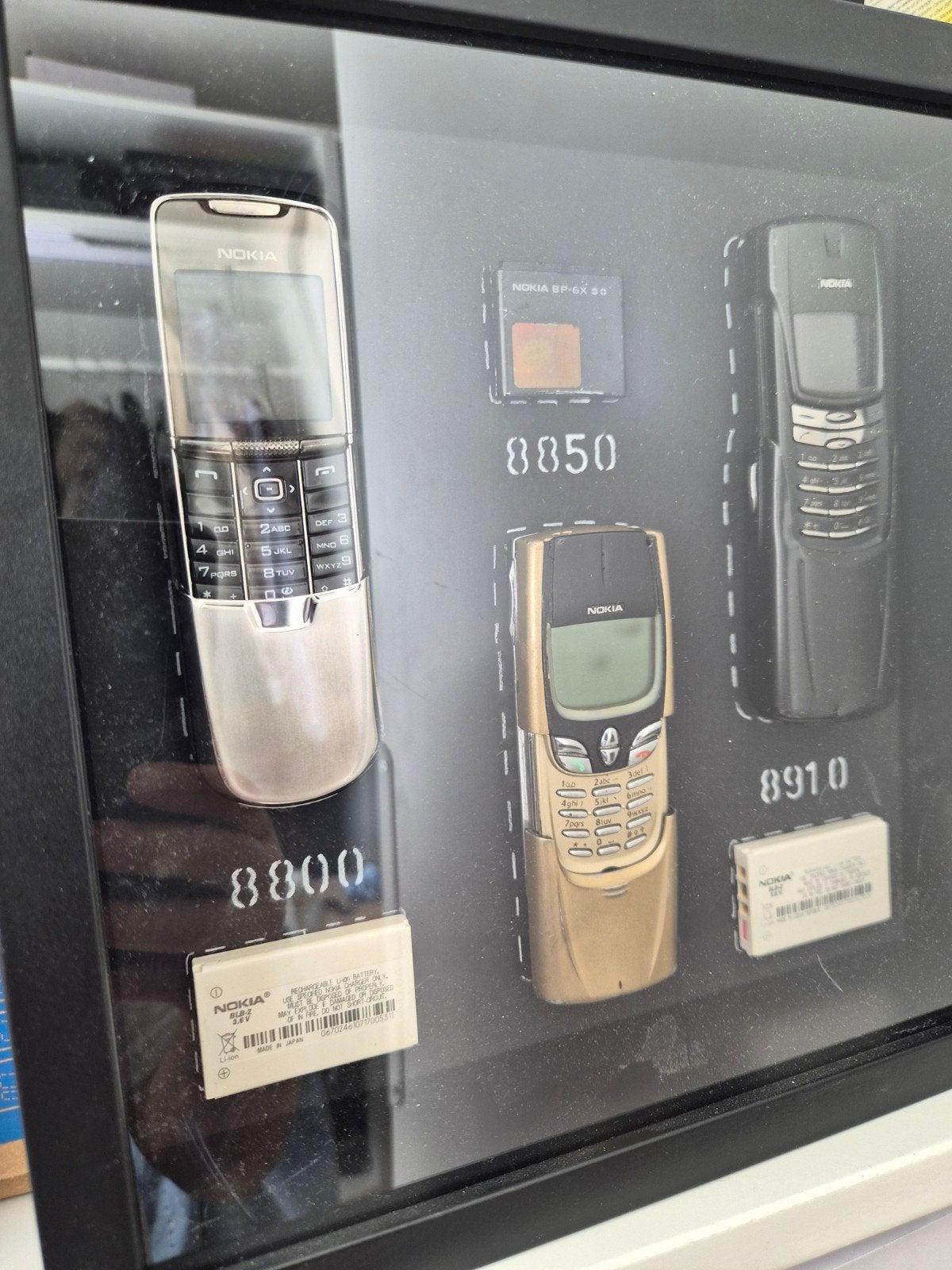 Uniek Collector's Item: Ingelijste Nokia 8800 & 8910, 8850, Schuifmodel, Geen camera, Zwart, Fysiek toetsenbord