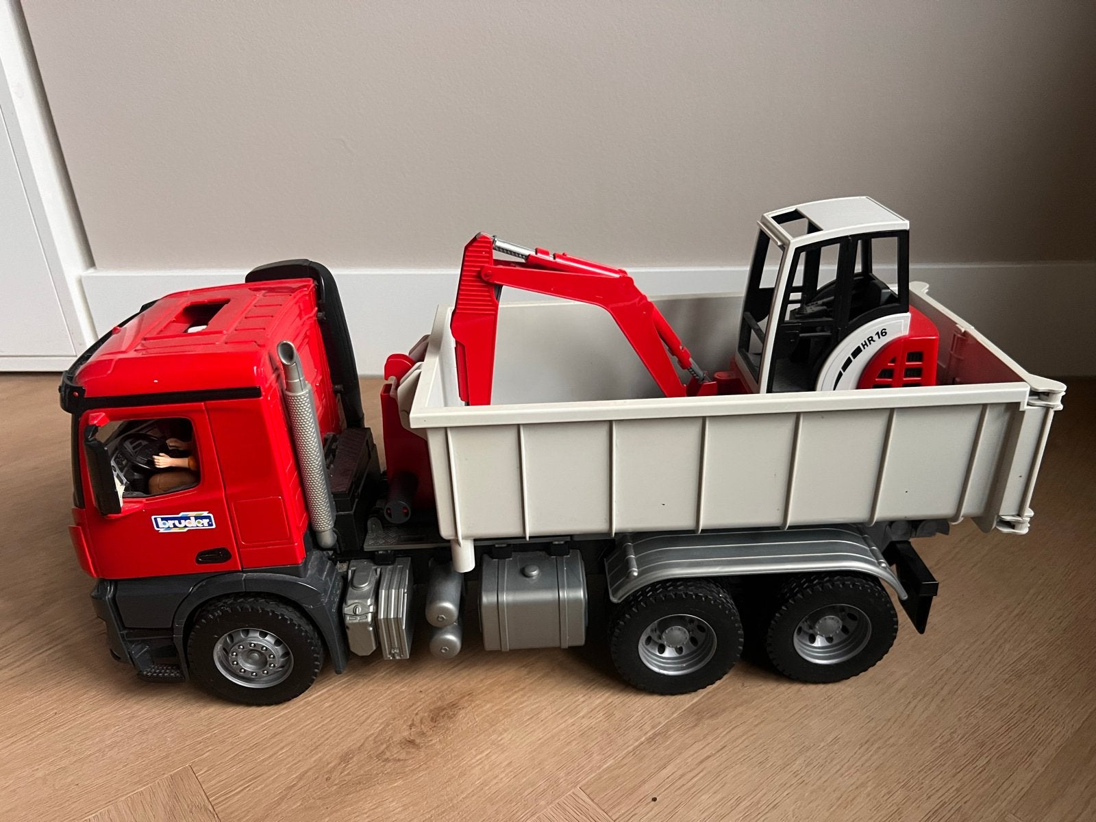 Bruder Mercedes-Benz Arocs vrachtwagen met graafmachine, Kinderen en Baby's, Speelgoed | Speelgoedvoertuigen, Ophalen of Verzenden