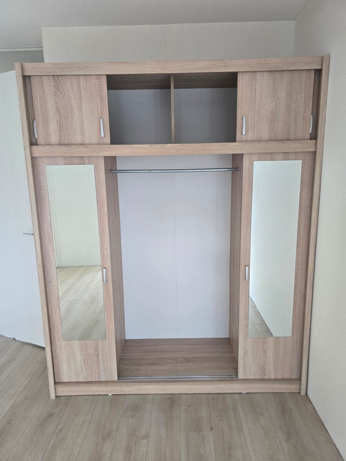 Ruime kledingkast met schuifdeuren en spiegel, Ophalen, Met deur(en), 100 tot 150 cm, 200 cm of meer