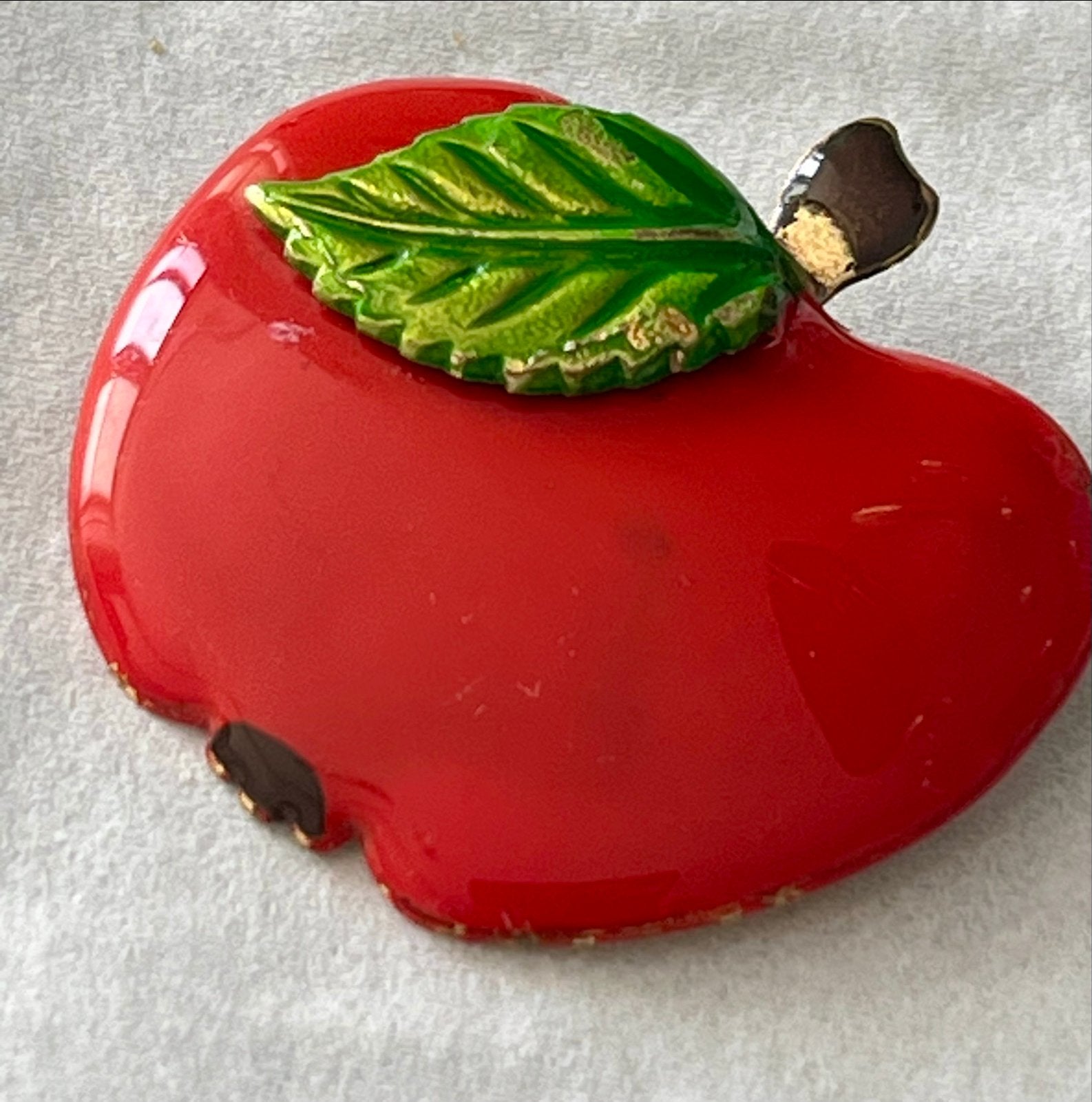 Vintage jr 70  Emaille Appel Broche Rood Groen, Overige materialen, 4 tot 7 cm, Gebruikt, Verzenden