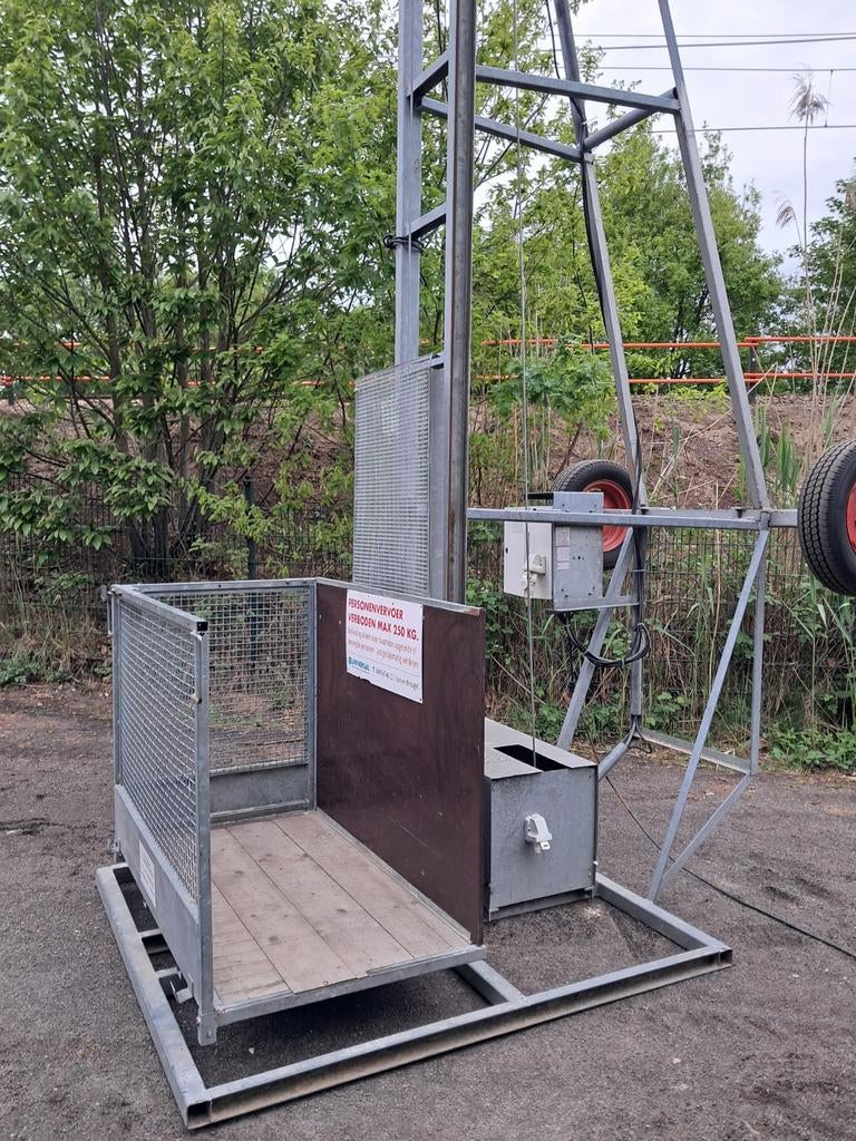 Huur bouwlift 220v - steigermaterialen - schroefstempels, Doe-het-zelf en Verbouw, Steigers, Ophalen, Gebruikt, Gevelsteiger, 5 meter of hoger