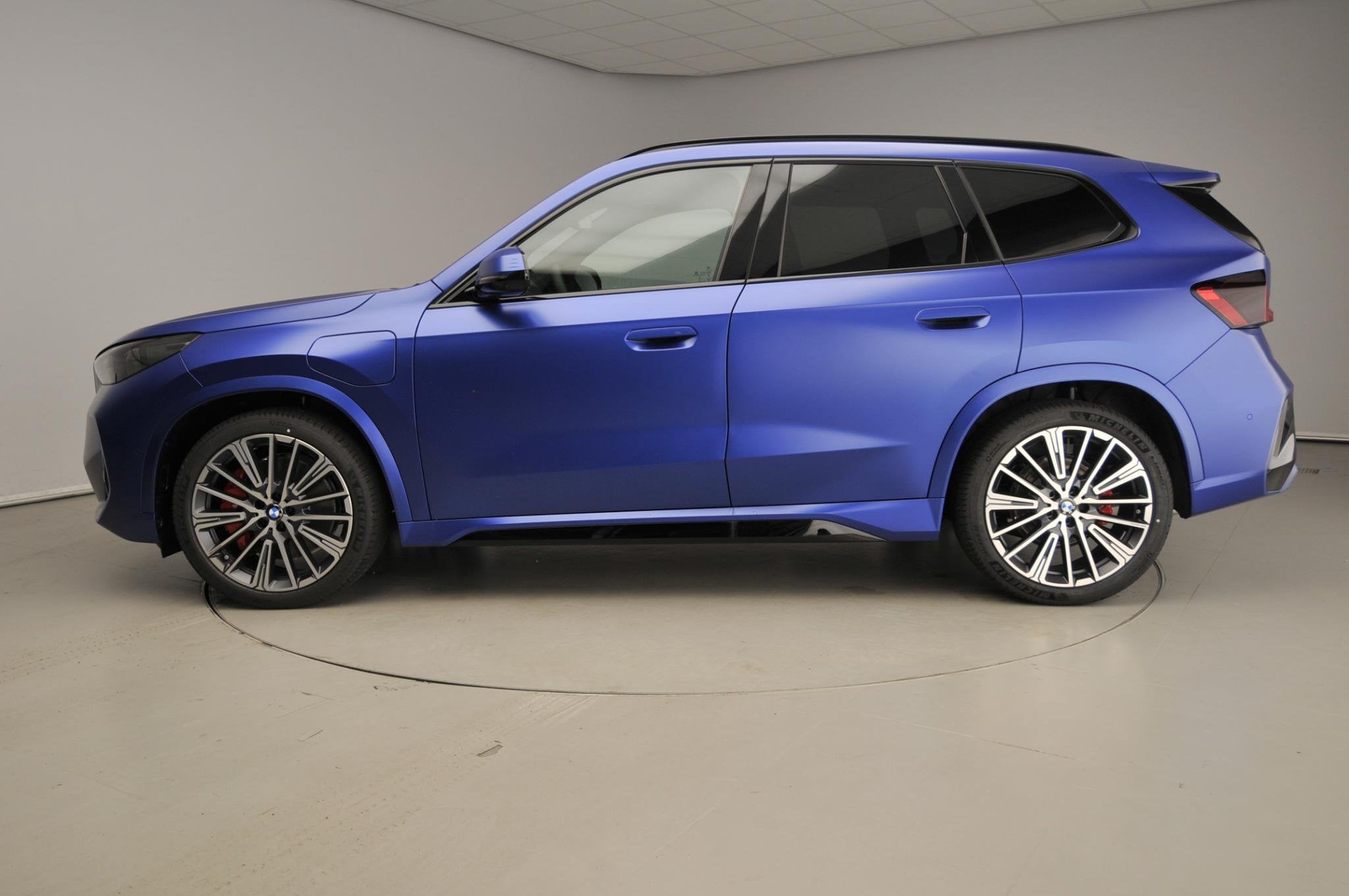 BMW X1 xDrive25e | M-Sportpakket | LED | HUD | Active cruise, Dealer onderhouden, Blauw, 105 min, Bedrijf