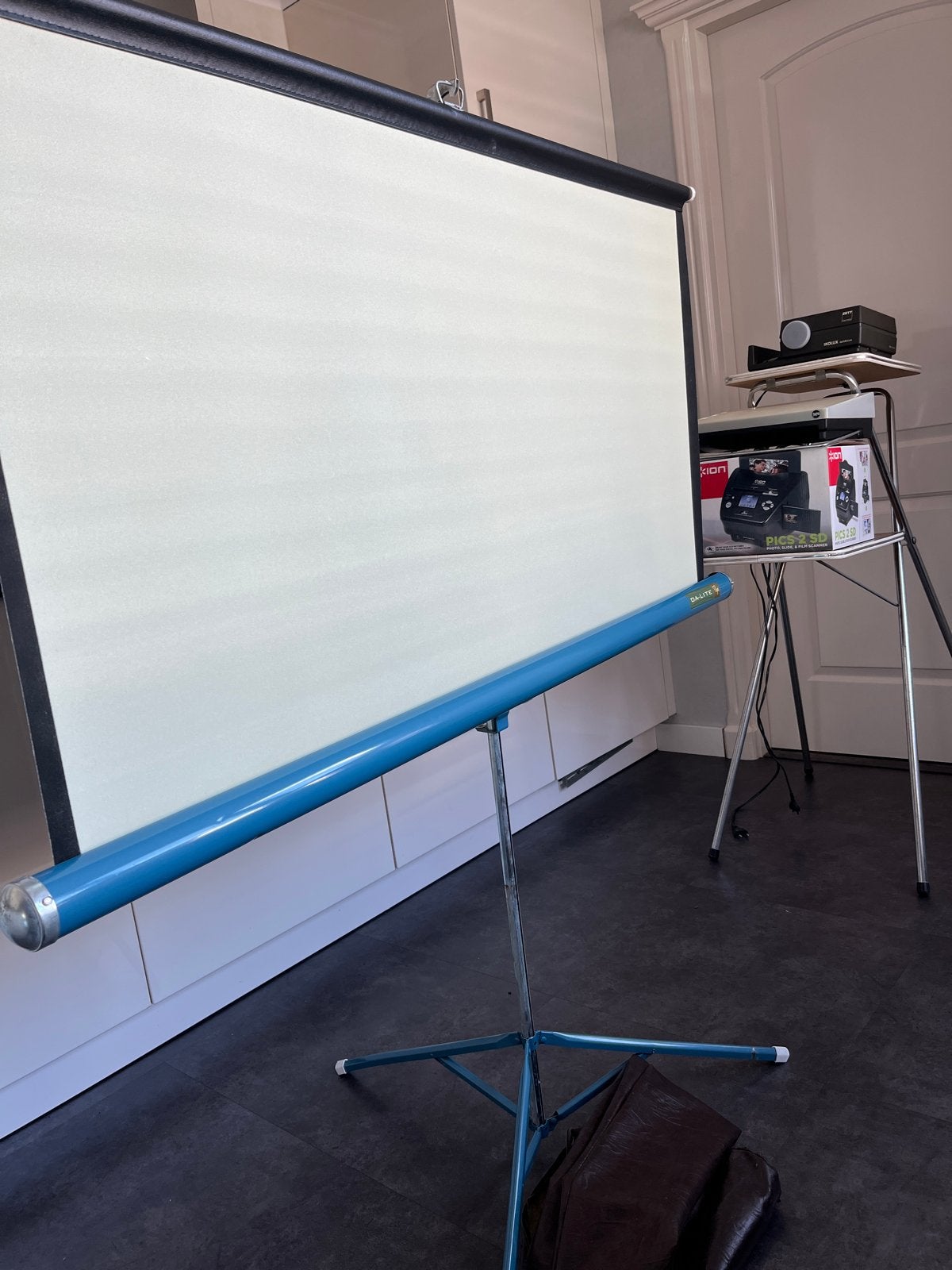 ZETT IKOLUX autofocus projector met DA-LITE scherm, Audio, Tv en Foto, Ophalen, Gebruikt, Met scherm