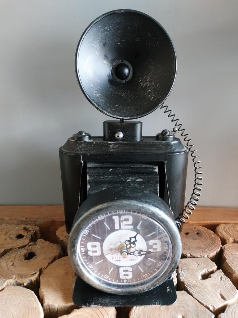 Vintage fotocamera toestel als werkende klok, Ophalen
