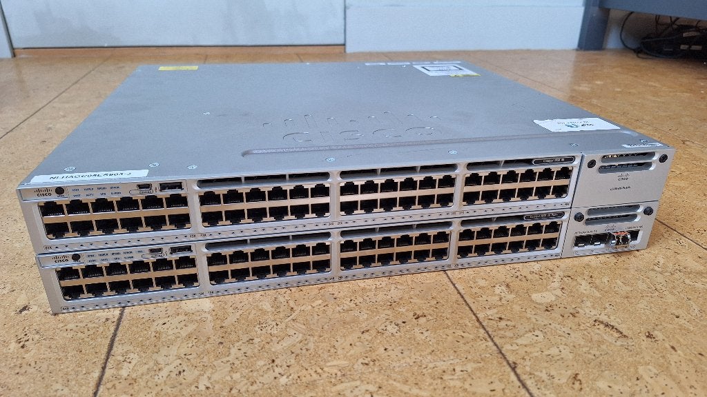 2x Cisco Catalyst 48-poorts (PoE+) Switch, Computers en Software, Netwerk switches, Ophalen of Verzenden, Zo goed als nieuw