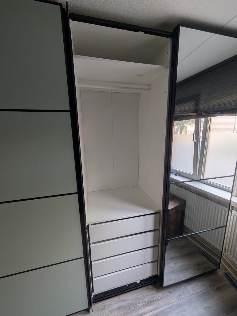 Foto 7 van Spacious, modern PAX wardrobe / Grote moderne PAX kast