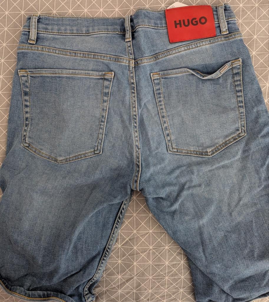 Hugo Boss korte broek, Kleding | Heren, Spijkerbroeken en Jeans, Ophalen of Verzenden, Zo goed als nieuw, Blauw, W32 (confectie 46) of kleiner