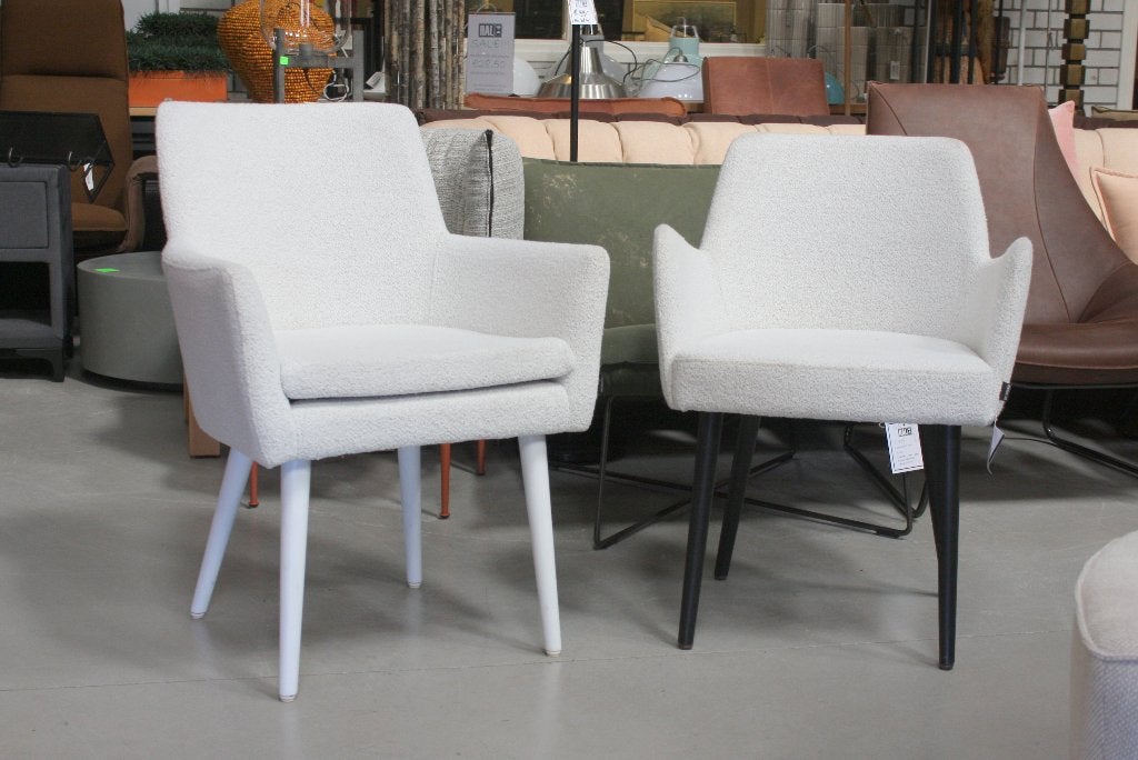2 mooie luxe eetkamerstoelen Teddy Boucle stof armleuningen, Ophalen, Twee, Overige kleuren, Zo goed als nieuw