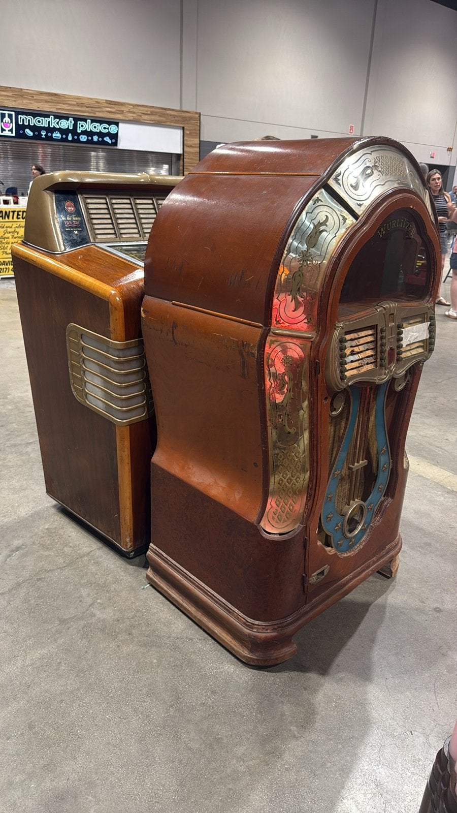 Spectaculaire container met 45 jukeboxen uit de USA !, Verzamelen, Automaten | Jukeboxen, Ophalen, 1950 tot 1960, Zo goed als nieuw