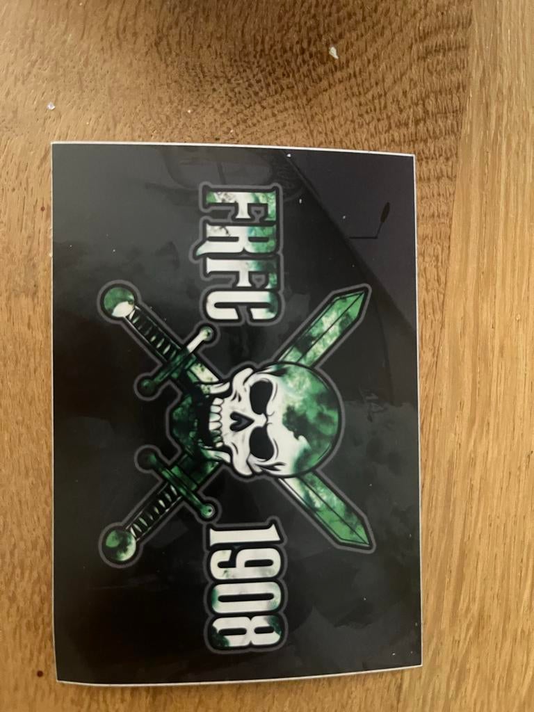 Feyenoord sticker met doodshoofd en zwaarden - FRFC 1908, Ophalen of Verzenden, Nieuw, Sport