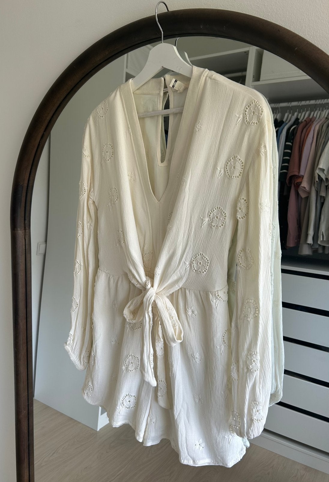 River Island leuke geborduurde playsuit ballonmouwen crème M, Kleding | Dames, Jumpsuits, Ophalen of Verzenden, Zo goed als nieuw